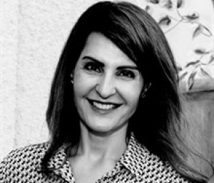 Headshot Nia Vardalos